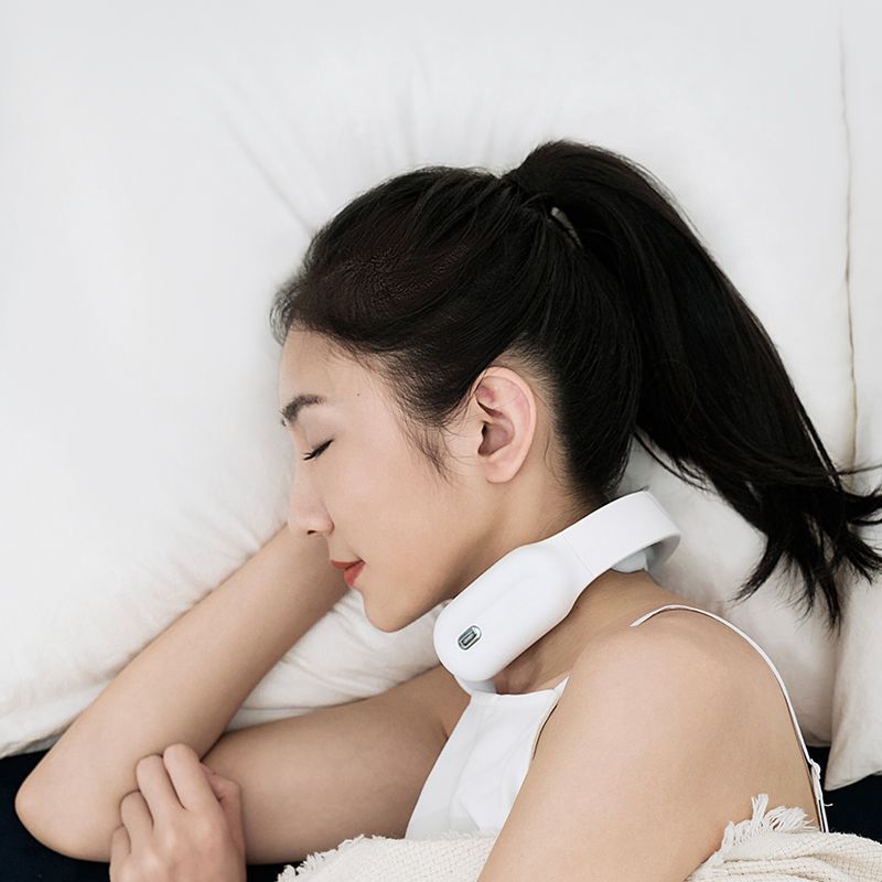 A girl slept while wearing the SmartRelief Pro.